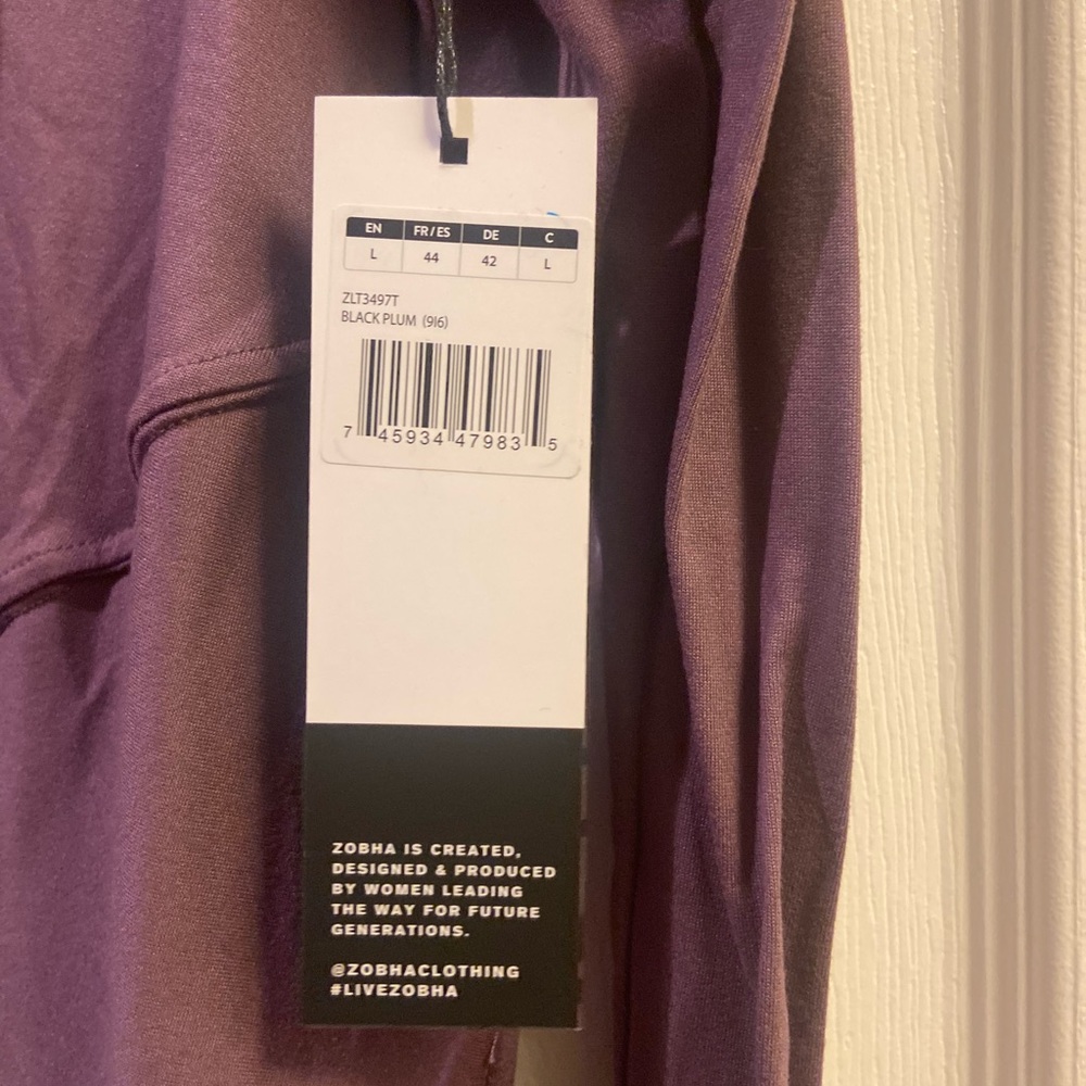Women’s large yoga style LS shirt.